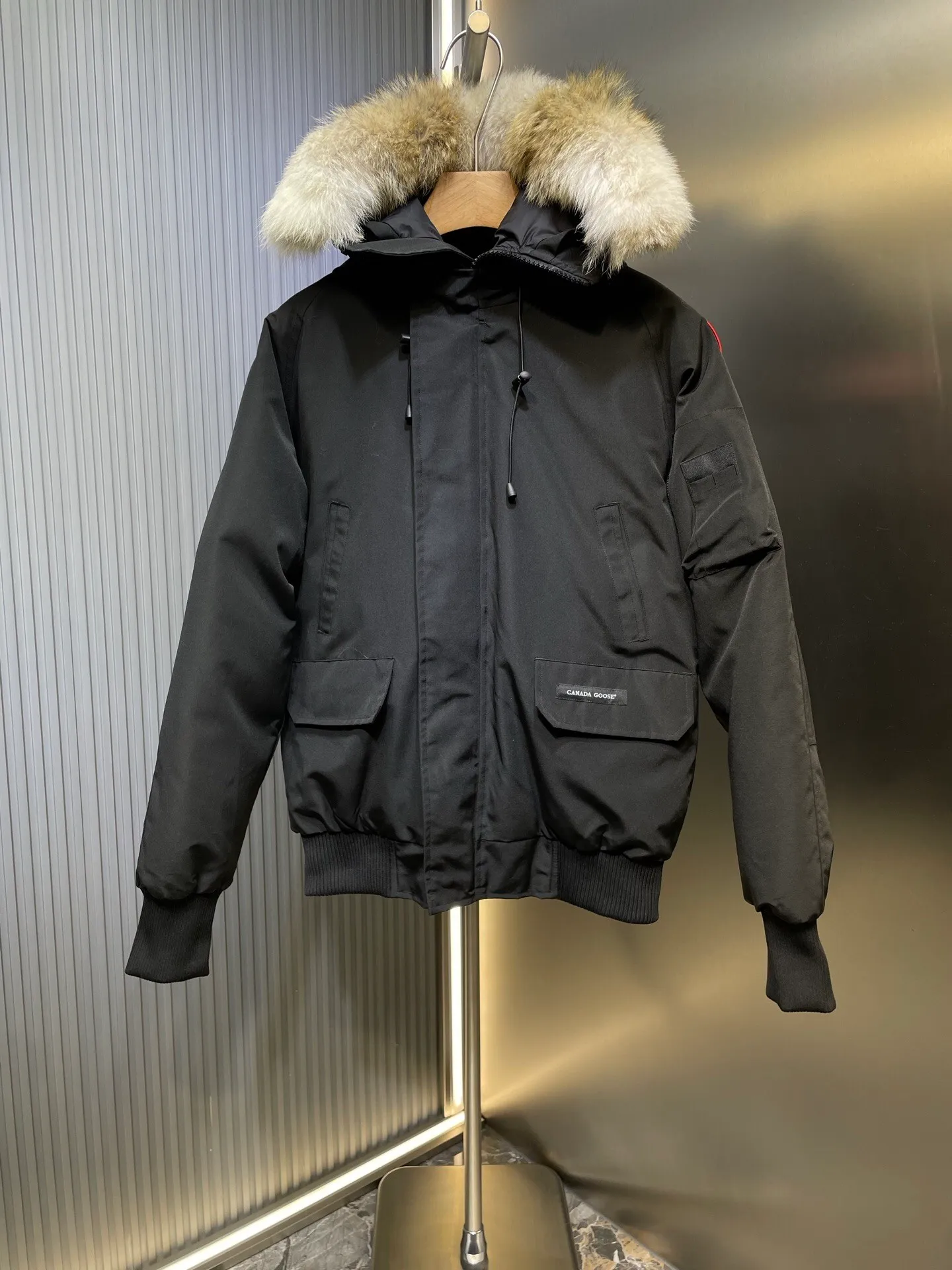 P760 original top quality Canada Goose #Chilliwa 7999M pilot short style/01 style #Men and Women Same Style# Synchronized anti-counterfeiting chip sensor! ➖ Imported 21S polyester-cotton blended original fabric [Last year’s 16S/18S hard fabrics have been completely eliminated, this year all use 21S synchronous fabrics, the soft mid-strap feels delicate and textured], synchronous Feather-Light 10D waterproof coating fabric, made of 84.5 polyester fiber and 15.5 cotton, 100% the best feel in the entire network! ➖ The official website synchronizes the national standard 80 white duck down, you can check the official website customer service, there will never be a series of misleading claims such as 90 down or goose down! ➖ Using the best nylon lon lining with double double-layer sealing design, anti-down 7 needles + grid-filled down ready-made garments, there will be 100% no so-called velvet running! ➖ The cuffs are designed with thickened seamless threads, and the collar and pocket lining are made of top-notch warmth and comfort! ➖ Yoshida YKK provides original custom-made electroplated sliders. YKK two-way lockable zippers are tight and smooth and will not peel off paint! ➖ 3M composite guarantees that the Velcro is the same as the original, durable, and all accessories and hardware are custom-made! ➖ Customized 10,000-needle embroidery labels imported from Behringer embroidery machines, 98% of which restore the original labels. You can check and compare on the official website! ➖ The fur collars are all made of large pieces of Western Canadian blue wolf hide, ensuring that each fur collar is 13-15cm wide!   Size:XS-XXL
